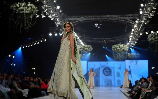 Foto Busana Muslim Tradisional di Atas Catwalk