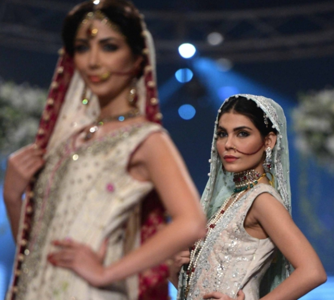 Foto Busana Muslim Tradisional di Atas Catwalk