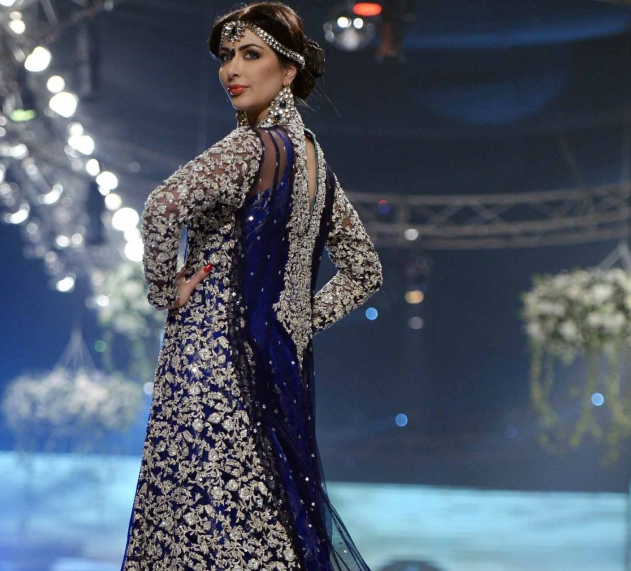 Foto Busana Muslim Tradisional di Atas Catwalk
