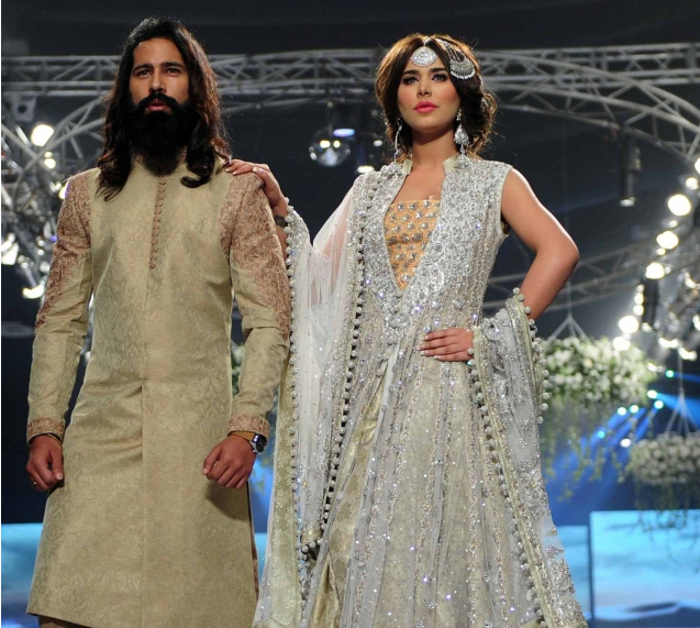 Foto Busana Muslim Tradisional di Atas Catwalk