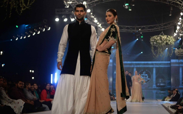 Foto Busana Muslim Tradisional di Atas Catwalk