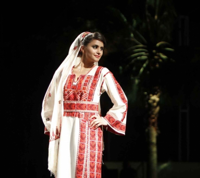 Foto Anggunnya Model Palestina di Atas Catwalk