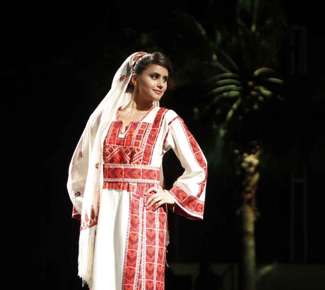 Foto Anggunnya Model Palestina di Atas Catwalk