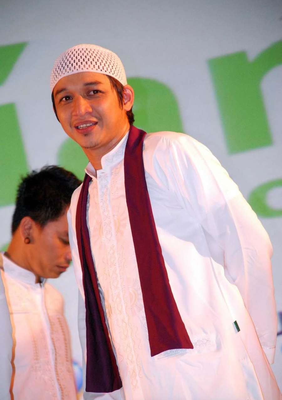 Foto Gaya Elegan Pasha Ungu Saat Berbusana Muslim