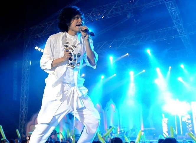 Aksi Rocker Manggung Pakai Baju Muslim