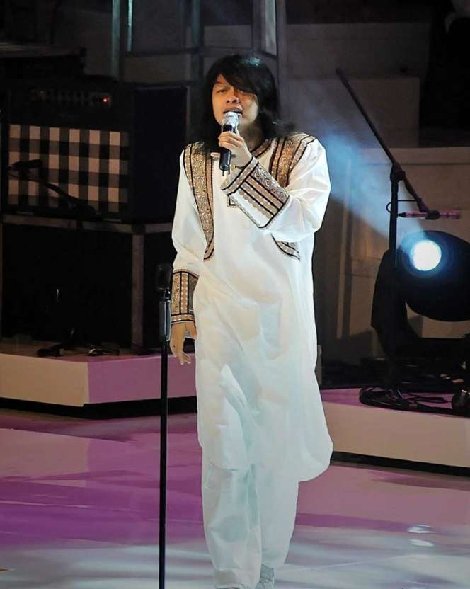 Aksi Rocker Manggung Pakai Baju Muslim
