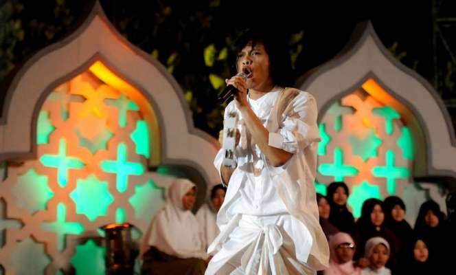 Aksi Rocker Manggung Pakai Baju Muslim