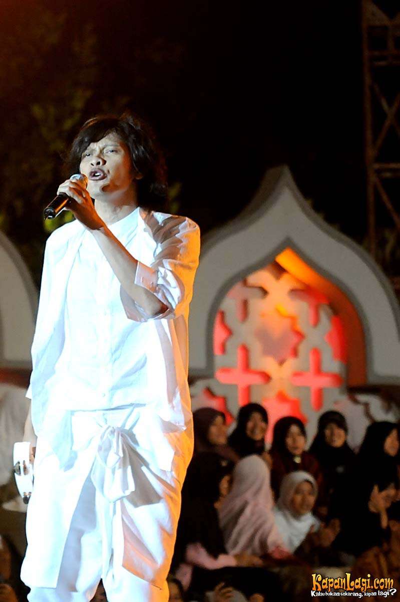 Aksi Rocker Manggung Pakai Baju Muslim
