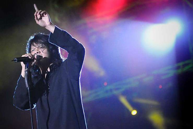 Aksi Rocker Manggung Pakai Baju Muslim
