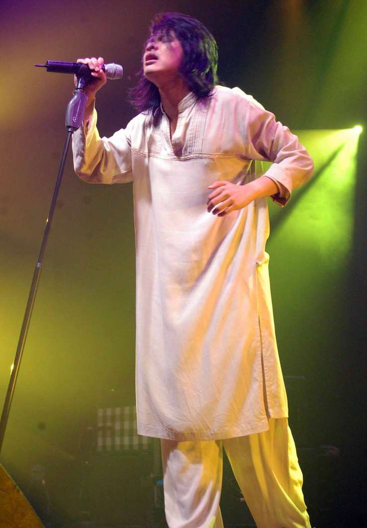 Aksi Rocker Manggung Pakai Baju Muslim