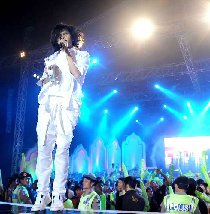 Aksi Rocker Manggung Pakai Baju Muslim