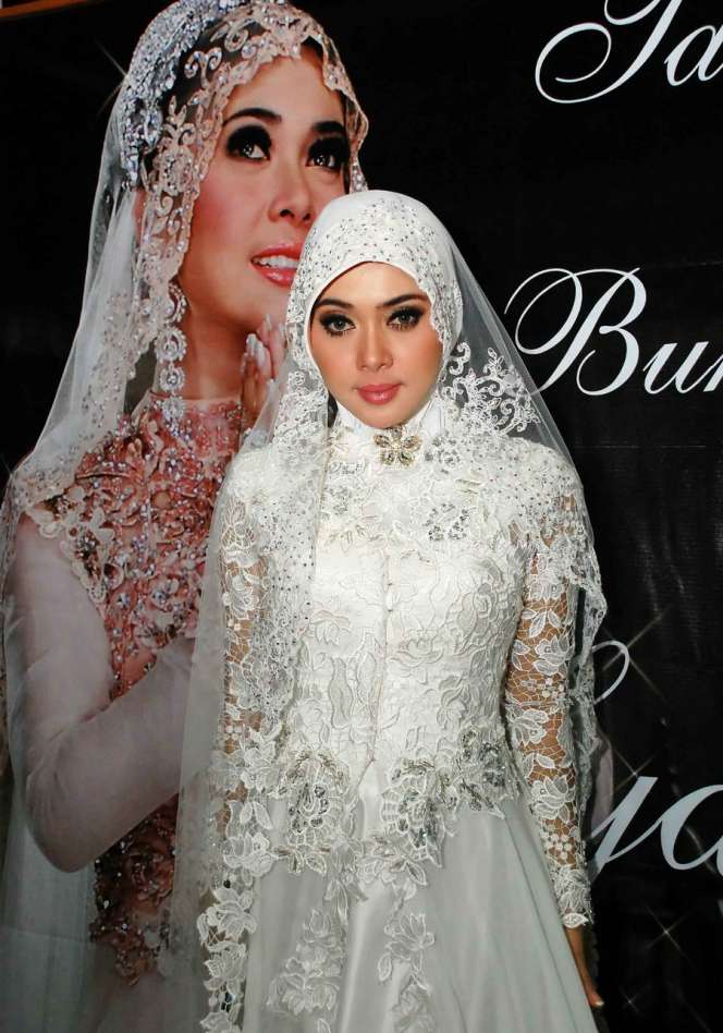 Foto Keanggunan Syahrini Saat Berhijab