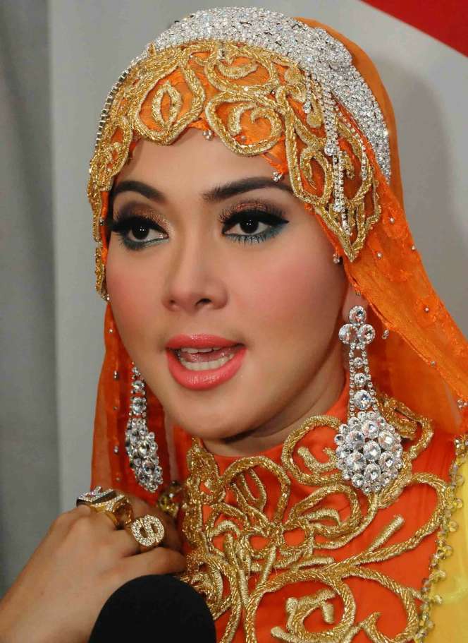 Foto Keanggunan Syahrini Saat Berhijab