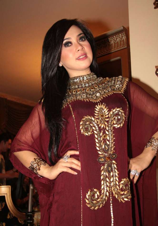 Foto Keanggunan Syahrini Saat Berhijab