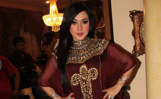 Foto Keanggunan Syahrini Saat Berhijab