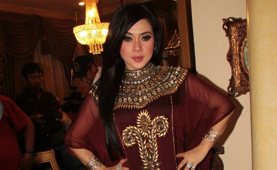 Foto Keanggunan Syahrini Saat Berhijab