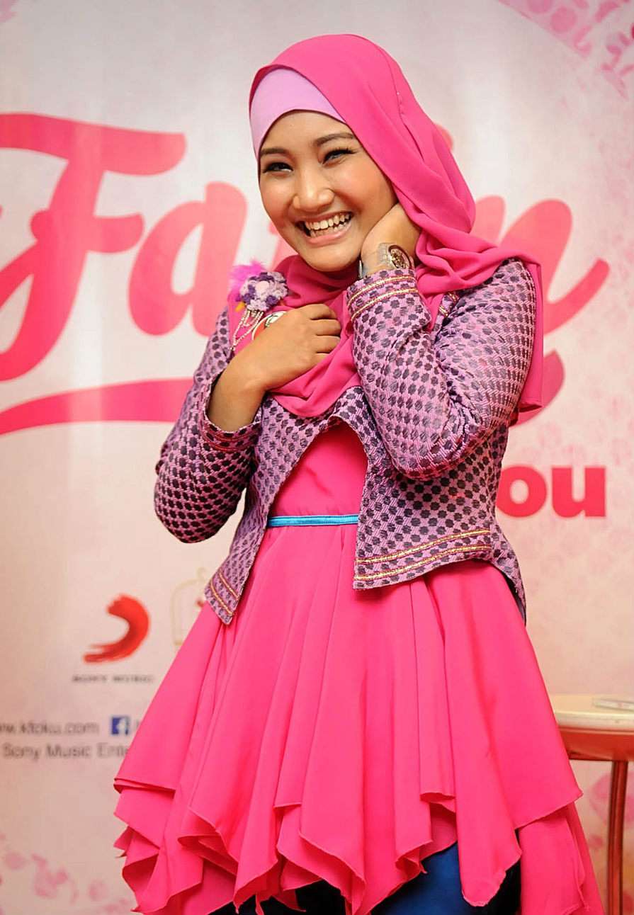 Kreasi Hijab Cantik ala Fatin Shidqia Lubis