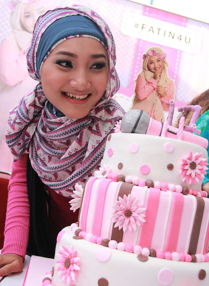 Kreasi Hijab Cantik ala Fatin Shidqia Lubis