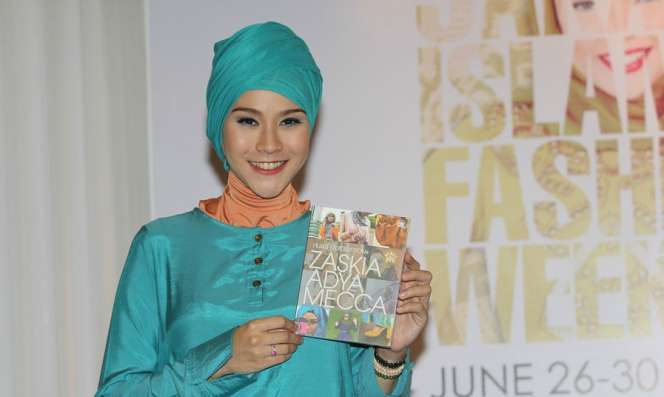 Gaya Hijab Menawan Zaskia Adya Mecca