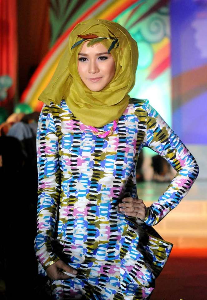 Gaya Hijab Menawan Zaskia Adya Mecca