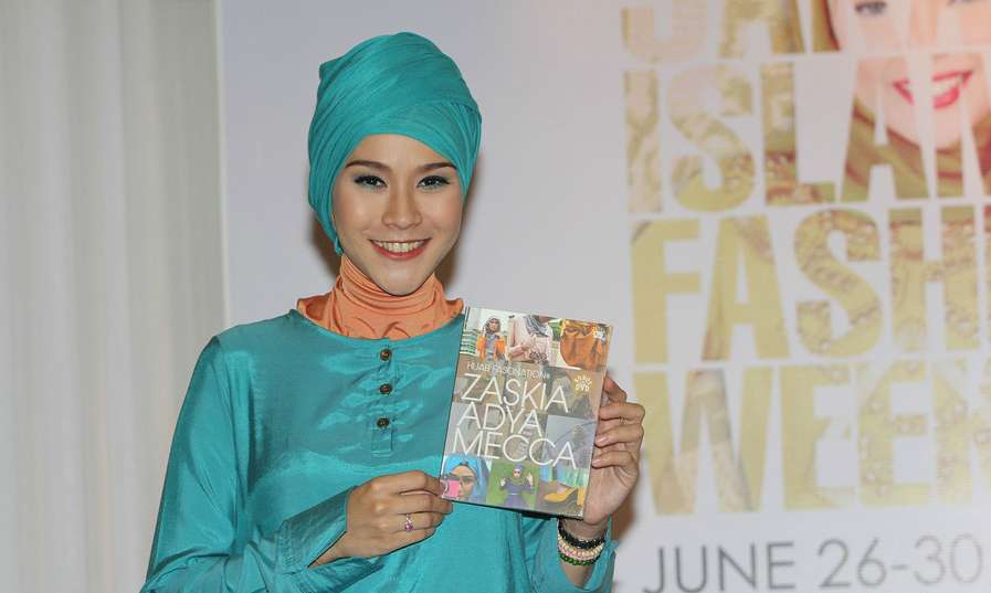 Gaya Hijab Menawan Zaskia Adya Mecca