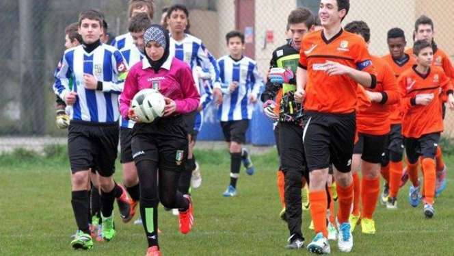 Wasit Cantik Berhijab Pertama di Italia