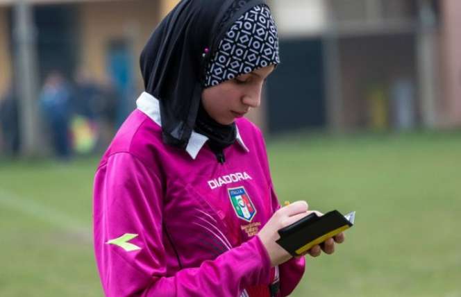 Wasit Cantik Berhijab Pertama di Italia