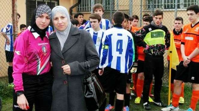 Wasit Cantik Berhijab Pertama di Italia