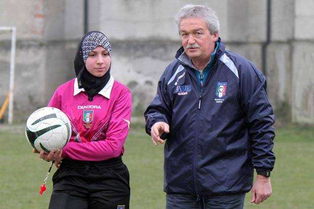 Wasit Cantik Berhijab Pertama di Italia