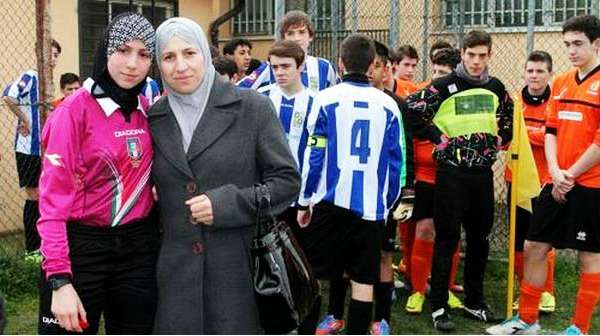 Wasit Cantik Berhijab Pertama di Italia