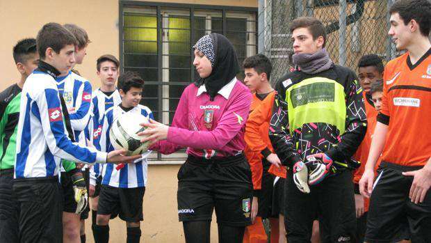Wasit Cantik Berhijab Pertama di Italia