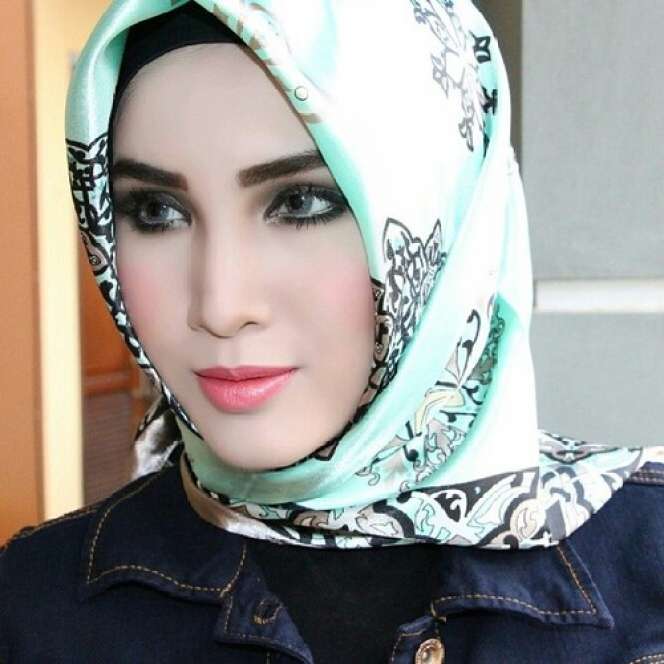 Foto Cantik Memukau dengan Pashmina Bermotif