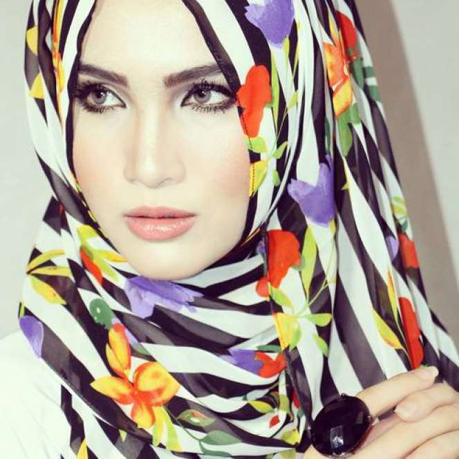 Foto Cantik Memukau dengan Pashmina Bermotif