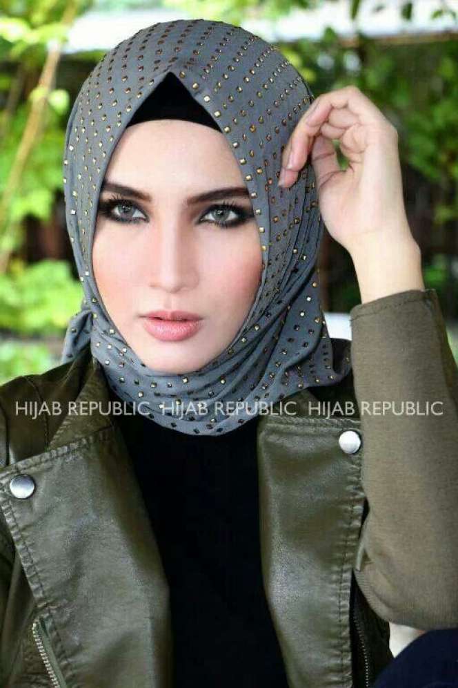 Foto Cantik Memukau dengan Pashmina Bermotif