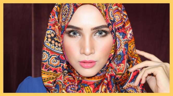 Foto Cantik Memukau dengan Pashmina Bermotif