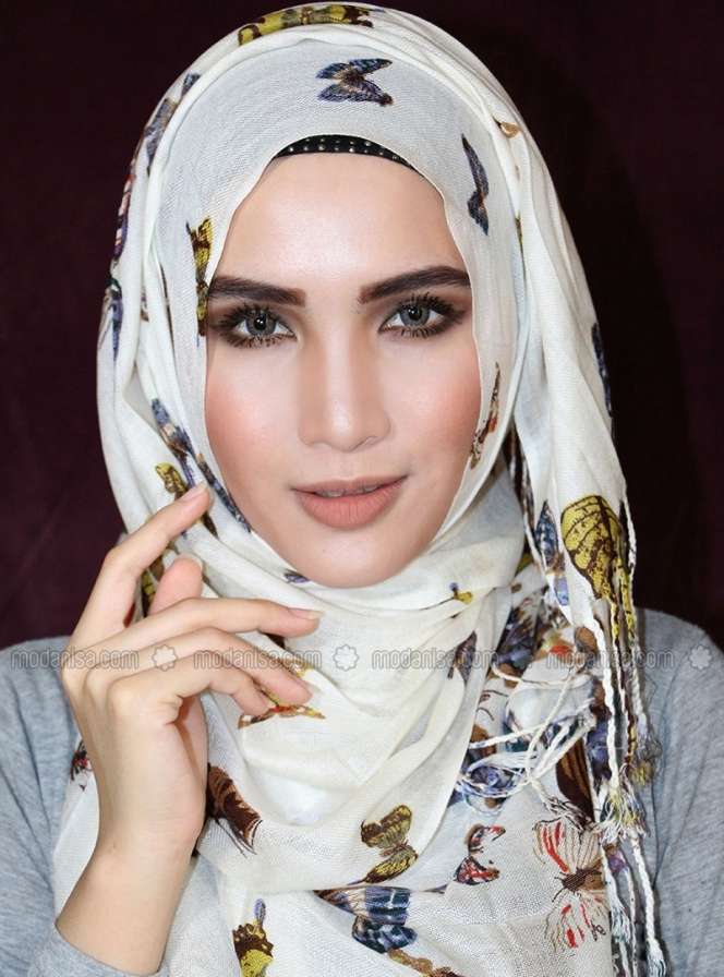 Foto Cantik Memukau dengan Pashmina Bermotif