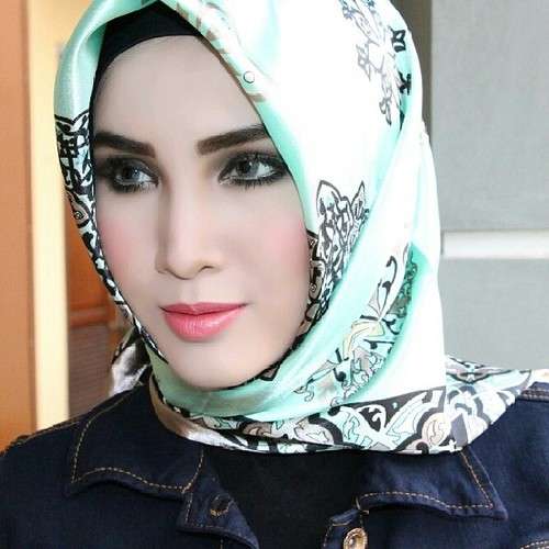 Foto Cantik Memukau dengan Pashmina Bermotif