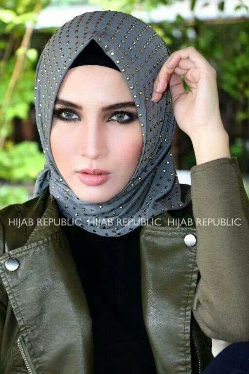 Foto Cantik Memukau dengan Pashmina Bermotif