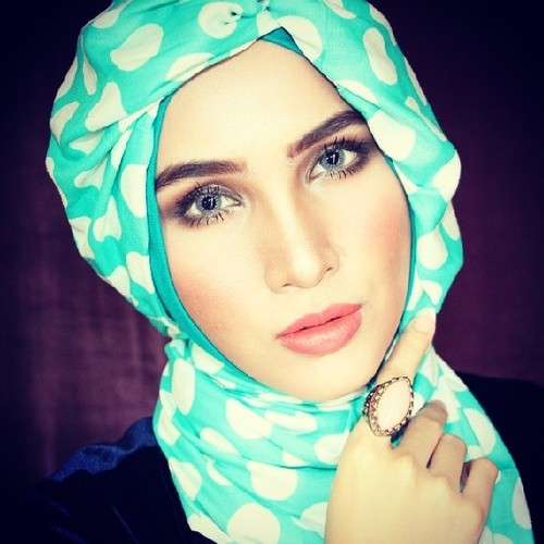 Foto Cantik Memukau dengan Pashmina Bermotif
