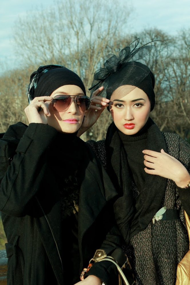 Foto Dian Pelangi vs Inneke: Black to Black