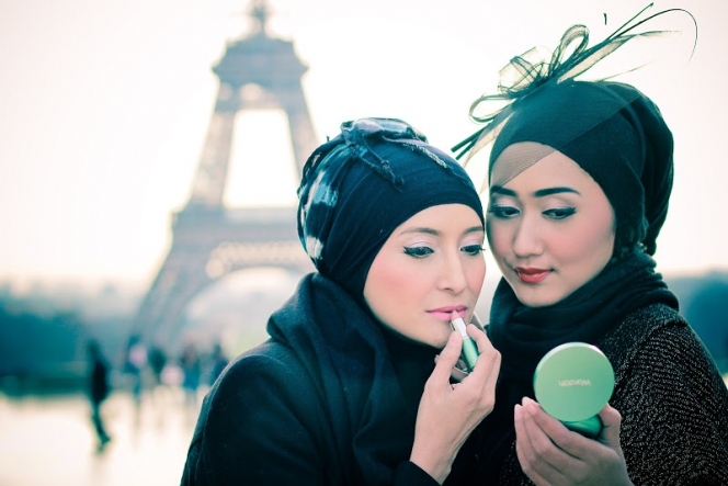 Foto Dian Pelangi vs Inneke: Black to Black