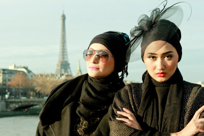 Foto Dian Pelangi vs Inneke: Black to Black