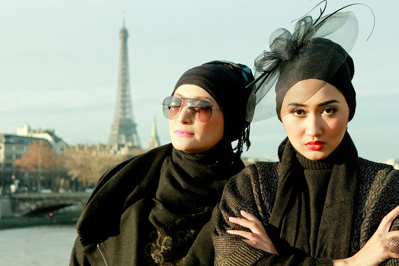 Foto Dian Pelangi vs Inneke: Black to Black