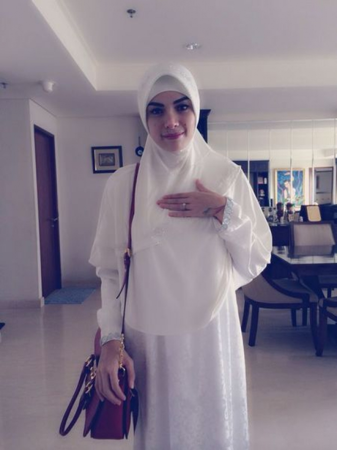 Foto Serba Putih Nikita Mirzani