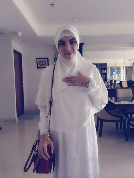 Foto Serba Putih Nikita Mirzani