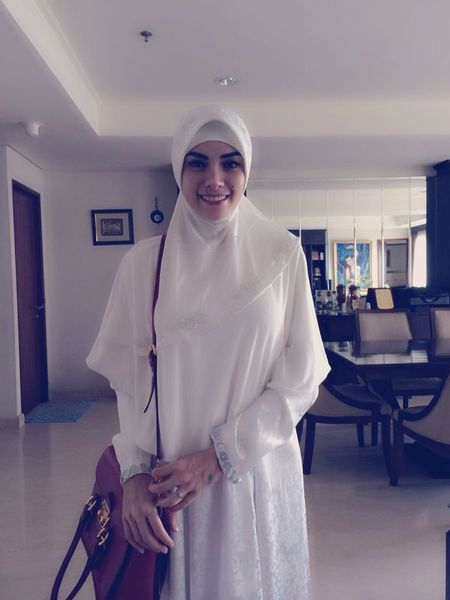 Foto Serba Putih Nikita Mirzani