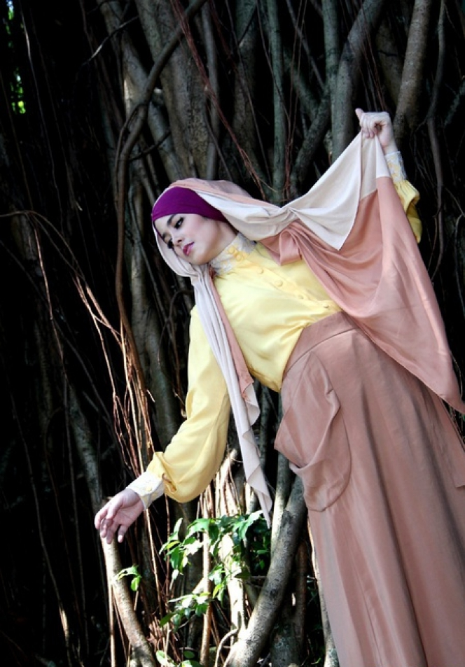 Foto Hijab Dua Warna Si Cantik Risty Tagor