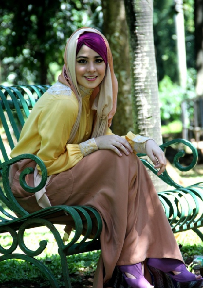 Foto Hijab Dua Warna Si Cantik Risty Tagor