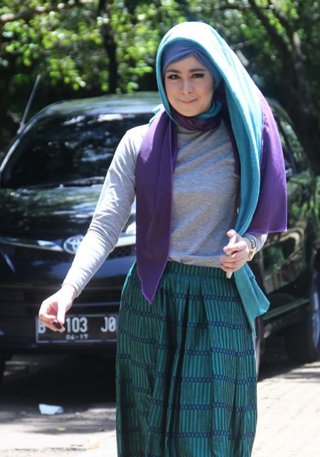 Foto Hijab Dua Warna Si Cantik Risty Tagor
