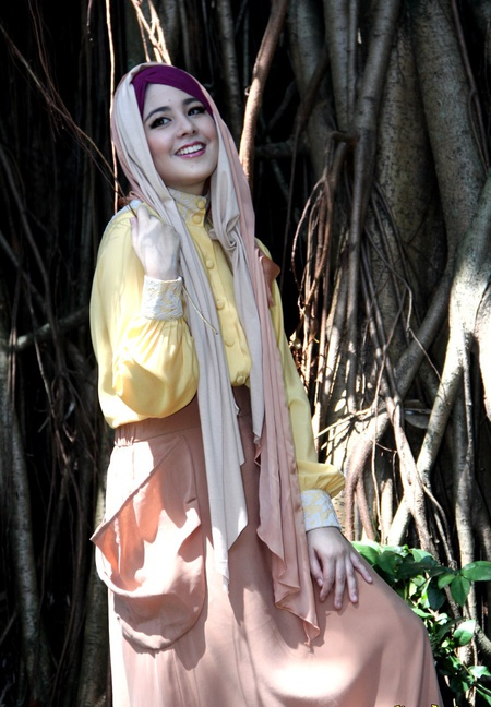 Foto Hijab Dua Warna Si Cantik Risty Tagor